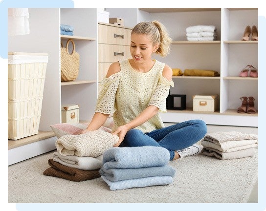 Kvinde og datter lugter tøj